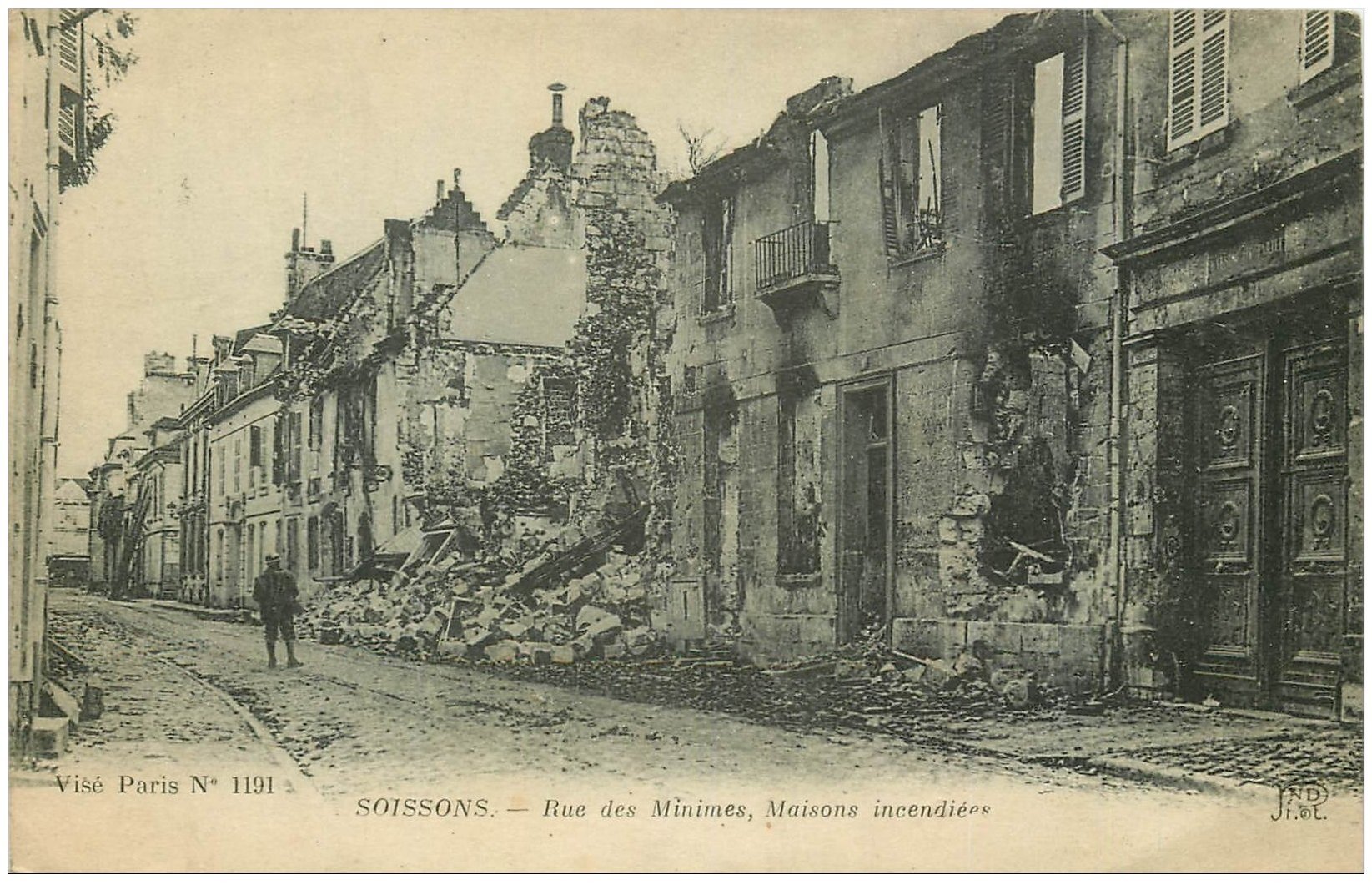 carte postale ancienne 02 SOISSONS. 1914-18 Rue des Minimes 1923