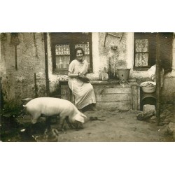Photo carte postale d'une Fermière et son Cochon...