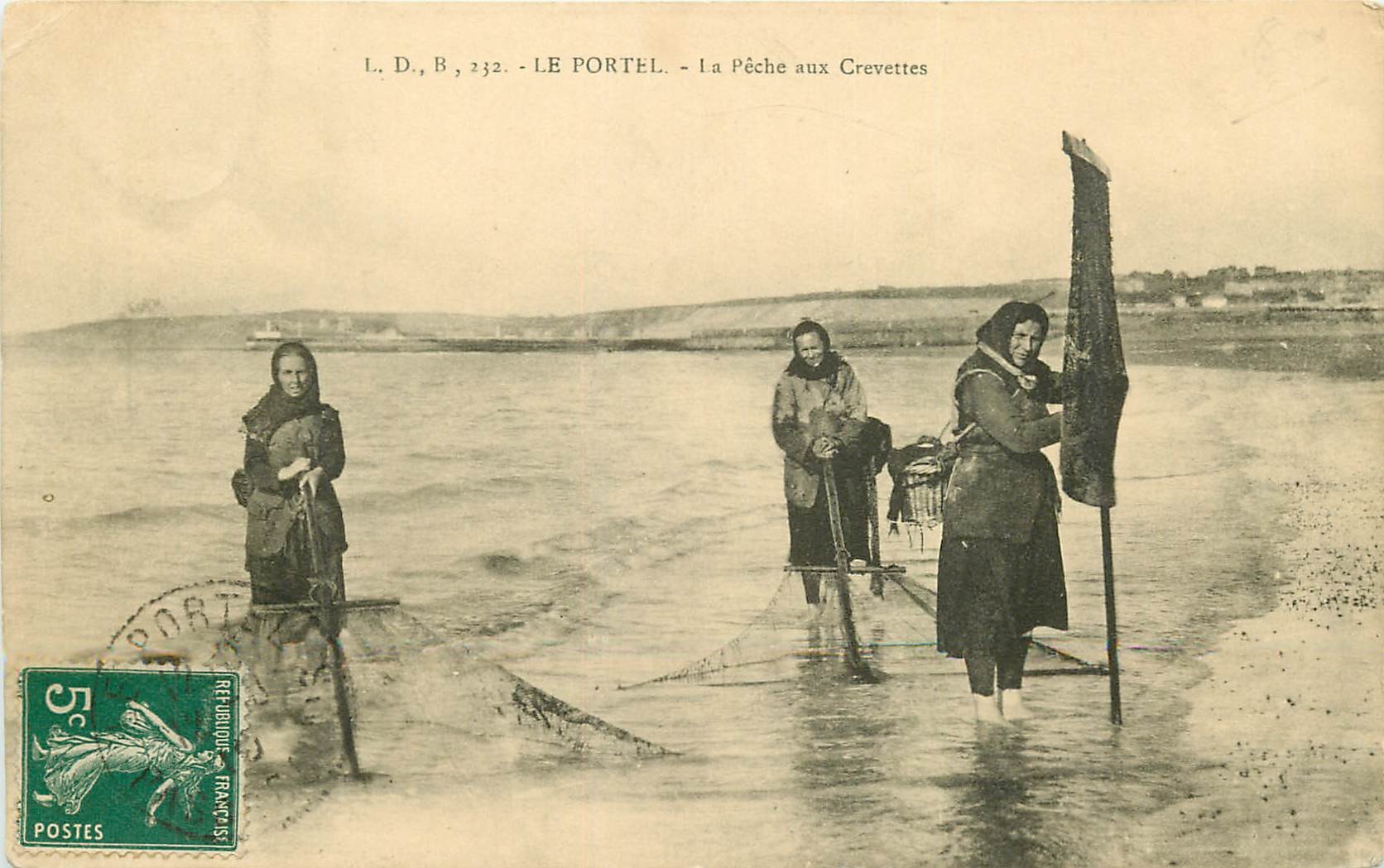 62 LE PORTEL. La Pêche à la Crevette 1910