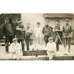 69 Ouvriers du Chantier de Lyon en 1930. Photo carte postale rare