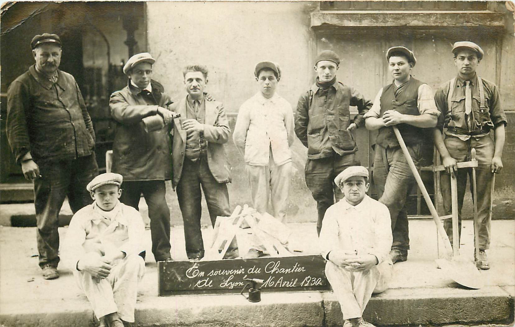 69 Ouvriers du Chantier de Lyon en 1930. Photo carte postale rare