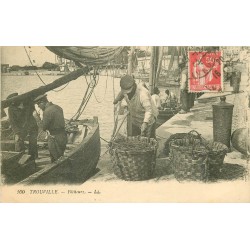 14 TROUVILLE. Pêcheurs préparant les lignes pour la Pêche 1933