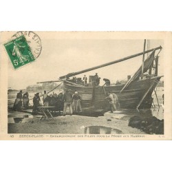 62 BERCK-PLAGE. Embarquement des filets pour la Pêche aux Harengs 1913