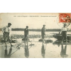 33 ARCACHON. Parqueurs d'Huîtres au travail 1913