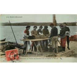 33 BASSIN ARCACHON. Parqueurs au Triage des Huîtres sur les Bords du Bassin