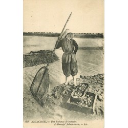 33 ARCACHON. Une Pêcheuse de Crevettes