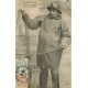 56 EN BRETAGNE. Pêcheur examinant ses filets au Port 1908