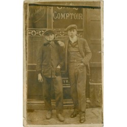 A IDENTIFIER. Jeunes Gens devant le Café Costachy photo carte postale ancienne