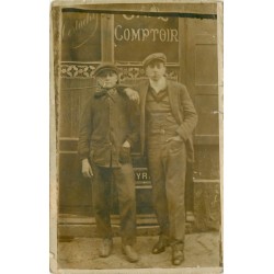 A IDENTIFIER. Jeunes Gens devant le Café Costachy photo carte postale ancienne