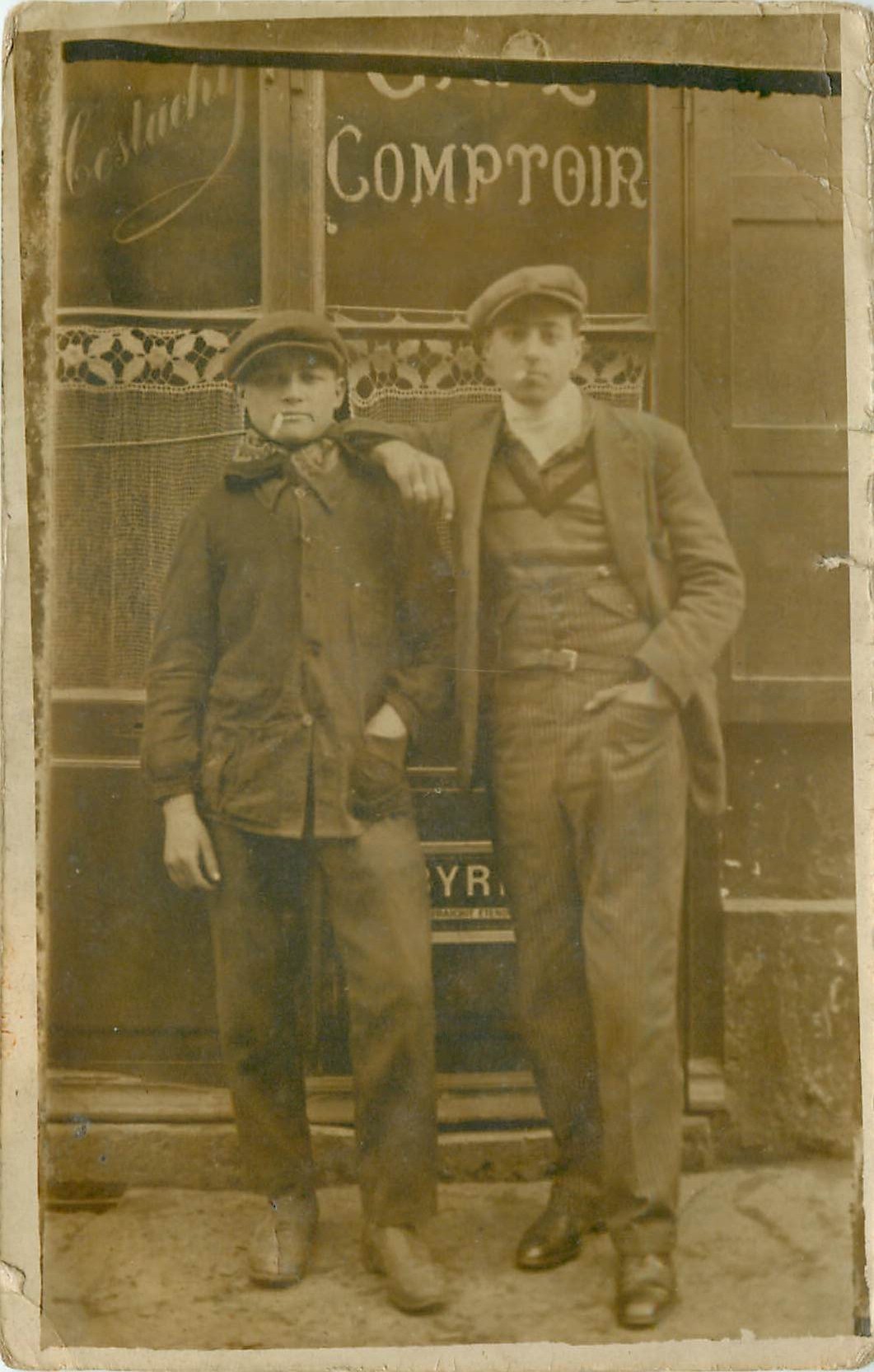 A IDENTIFIER. Jeunes Gens devant le Café Costachy photo carte postale ancienne