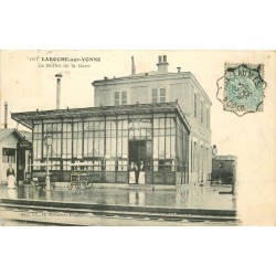 89 LAROCHE-SUR-YONNE. Employés devant le Buffet de la Gare 1906