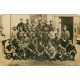 Photo carte postale groupe de Militaires dans la Cour d'une Caserne