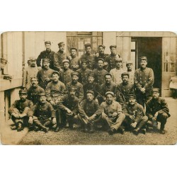 Photo carte postale groupe de Militaires dans la Cour d'une Caserne
