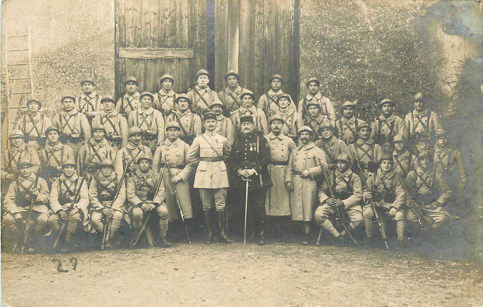 MILITARIA. Photo carte postale des Poilus à la Caserne du 63° Régiment d'Infanterie
