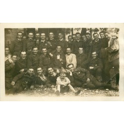 MILITARIA. Photo carte postale à identifier. Groupe de Militaires et garçonnet