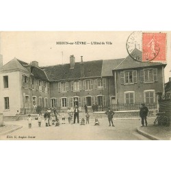 18 MEHUN-SUR-YEVRE. Grosse animation devant l'Hôtel de Ville 1930. Impeccable