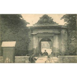 carte postale ancienne 14 CAEN. Top Promotion Cycliste et Sentinelle militaires Caserne Lefebvre 1919