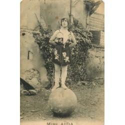 SPECTACLES CIRQUE. Miss Aïda équilibriste sur un ballon