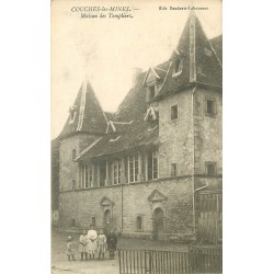 71 COUCHES-LES-MINES. Enfants devant Maison des Templiers