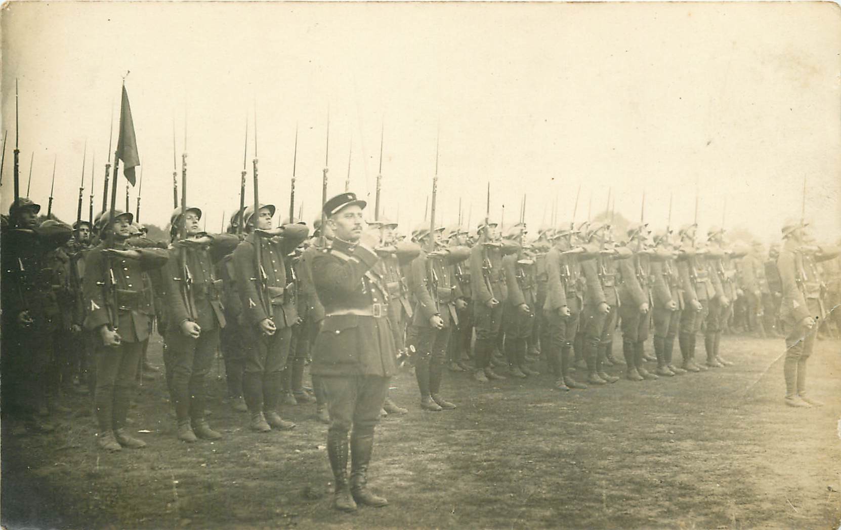 MILITARIA. Photo Cpa avec le Salut et Honneur au Drapeau par des Poilus