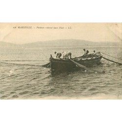 13 MARSEILLE. Pêcheurs retirant leurs filets de Pêche avec Poissons