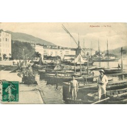 20 AJACCIO. Barques et jeunes Pêcheurs dans le Port 1911