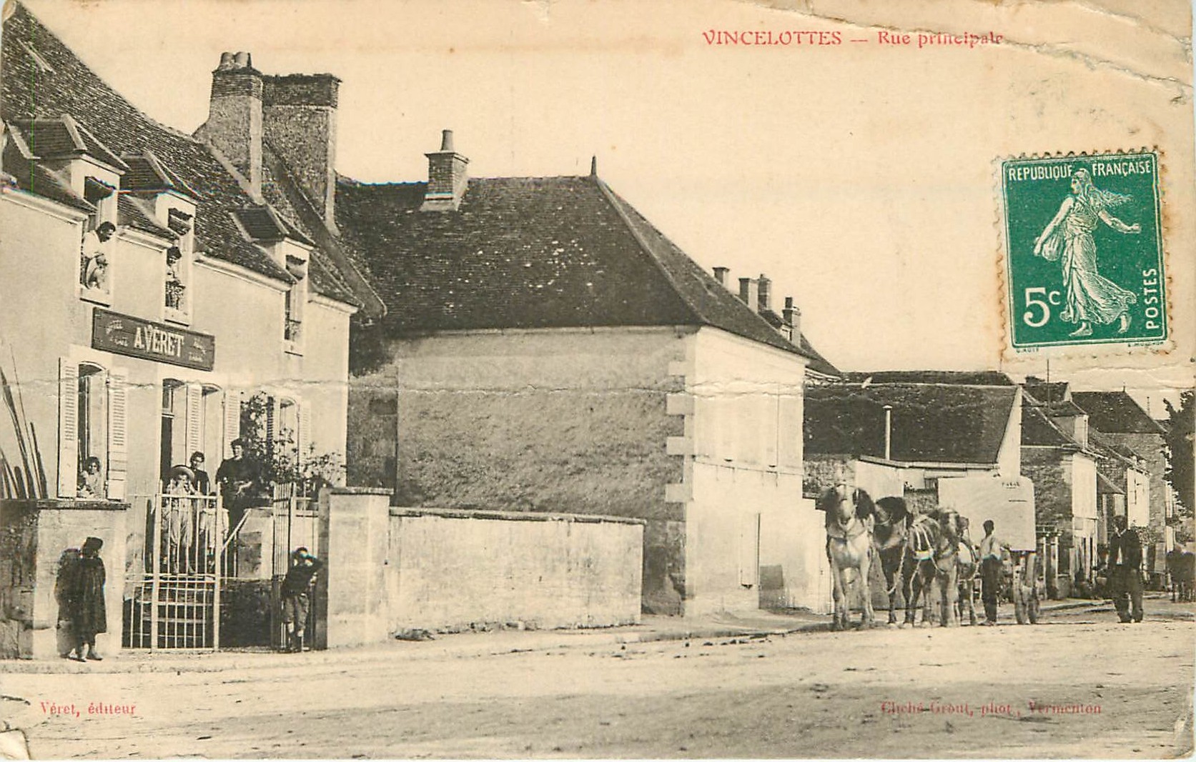 89 VINCELOTTES. Attelage devant Café Hôtel Véret rue Principale 1910