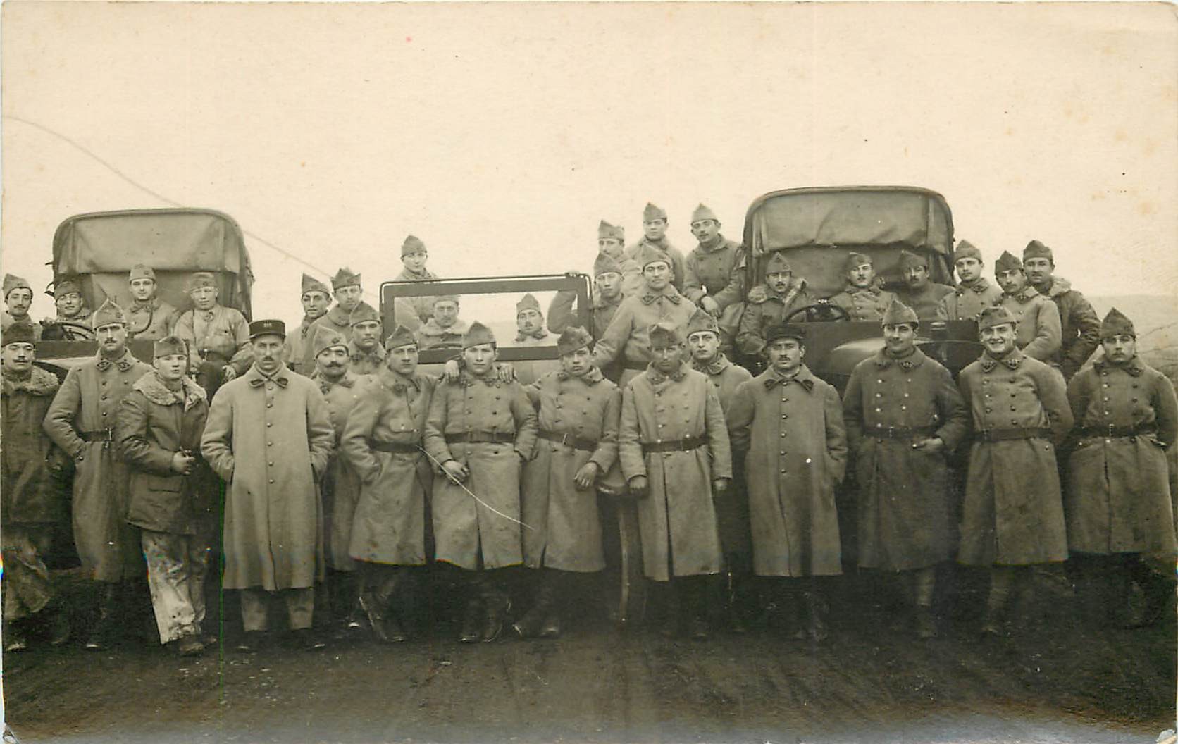 MILITARIA. Régiment du du 53 et 353° Régiments avec Jeep et Camions militaires