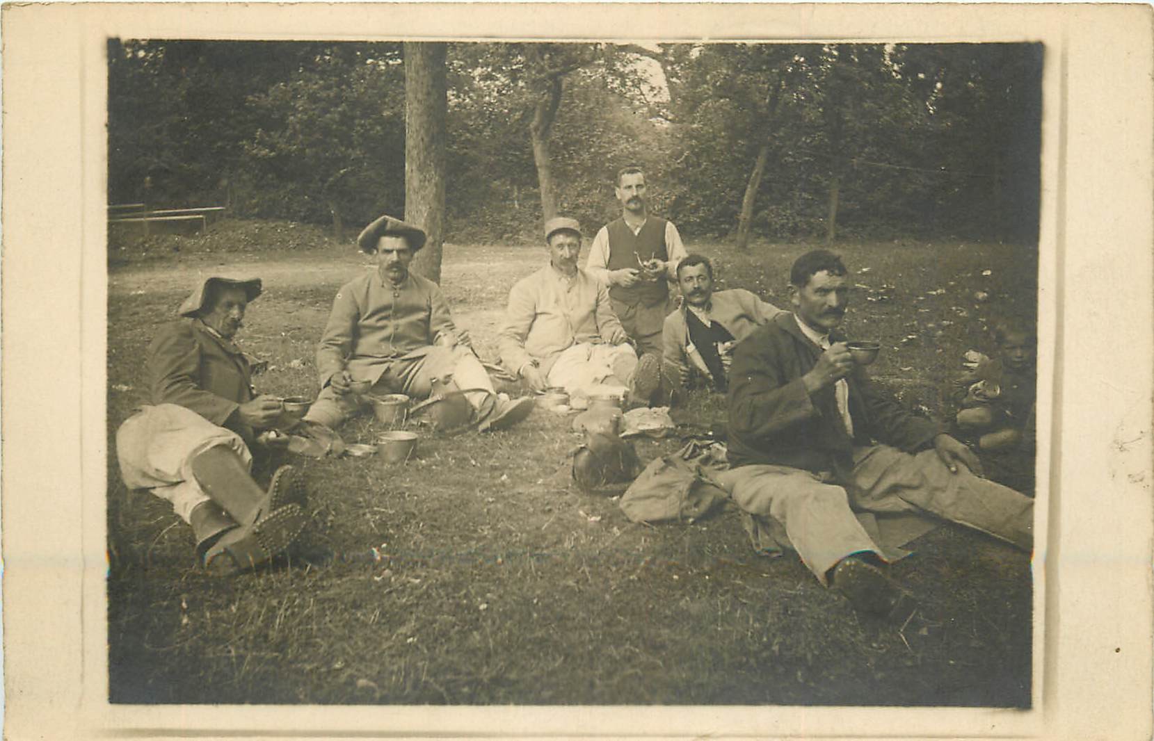 MILITARIA. La Pause des militaires dont Chasseurs Alpins