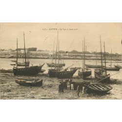 56 GAVRES. Barques de Pêcheurs dans le Port à basse Mer 1925