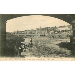 carte postale ancienne 14 TROUVILLE. Top Promotion. Pêcheur sous le Pont à Marée basse