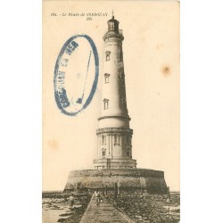 17 ROYAN. Pêcheurs de crustacé au pied du Phare de Cordouan