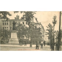 69 LYON. Pharmacie et Café de la Poste Place Croix-Rousse vers 1905
