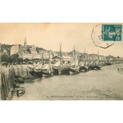 carte postale ancienne 14 TROUVILLE. Le Port à Marée basse 1911 Bateaux de Pêche