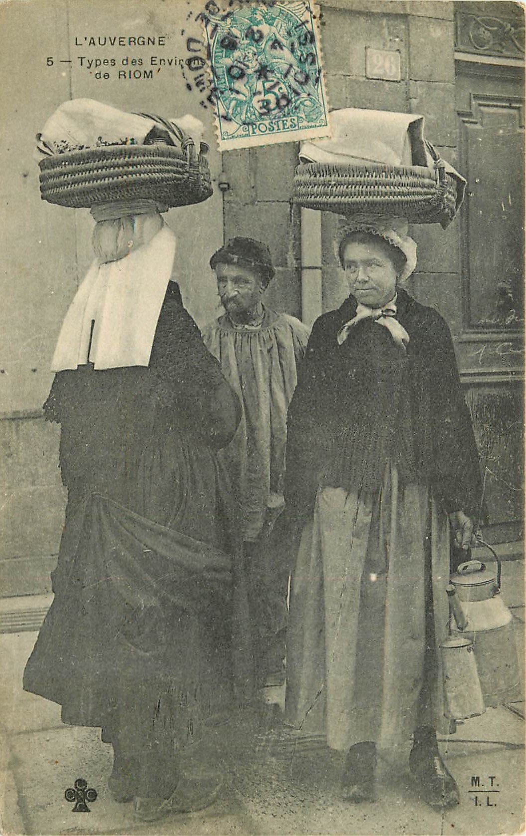 63 RIOM. Types de Femmes des environs 1906