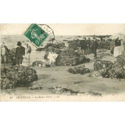 carte postale ancienne 14 TROUVILLE. Les Roches Noires recherche de Crustacés 1911