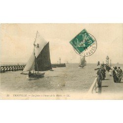 carte postale ancienne 14 TROUVILLE. Les Jetées heure de la Marée 1911