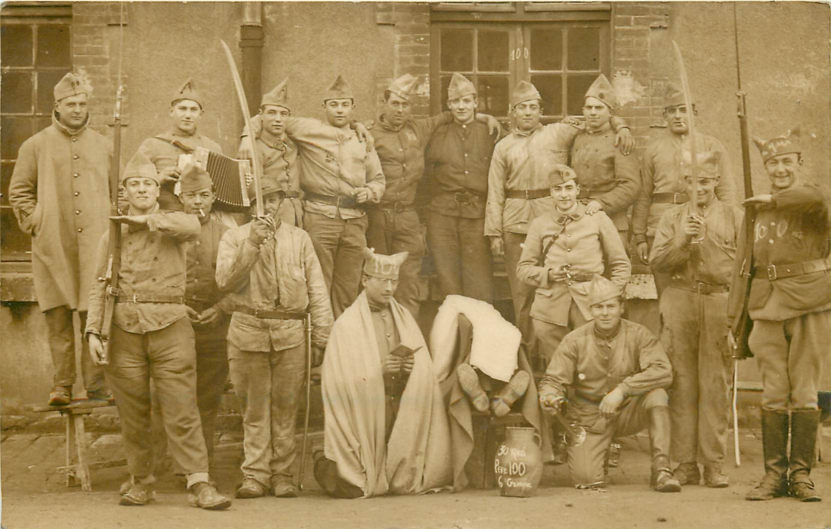 MILITARIA. Rare Photo Carte postale du 100 Régiment avec des Poilus