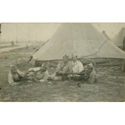 MILITARIA. Rare Photo Carte postale de Militaires devant la tente du Coiffeur