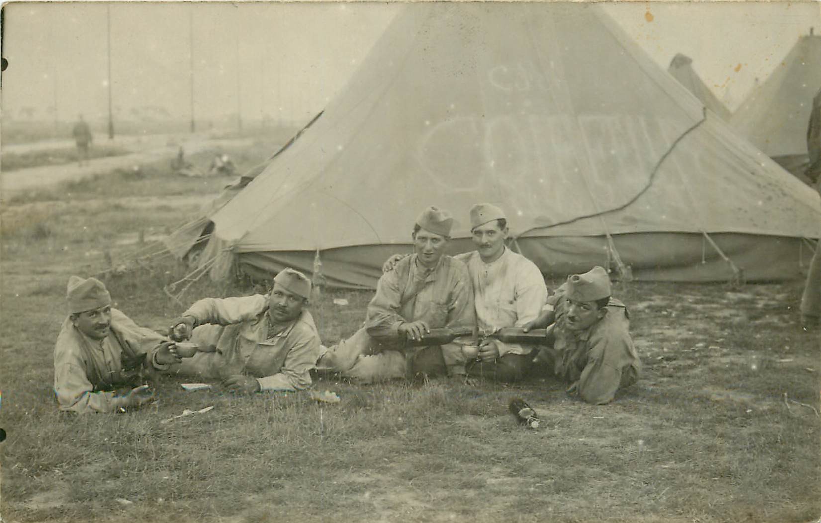 MILITARIA. Rare Photo Carte postale de Militaires devant la tente du Coiffeur
