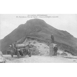 15 CANTAL. Halte au Pas de Peyrol voiture ancienne Route de Dienne à Salers