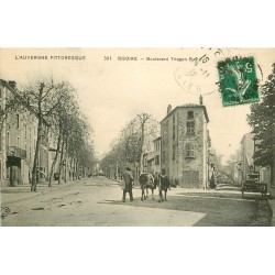 63 ISSOIRE. Paysan et ses Vaches boulevard Triozon Bayle 1912