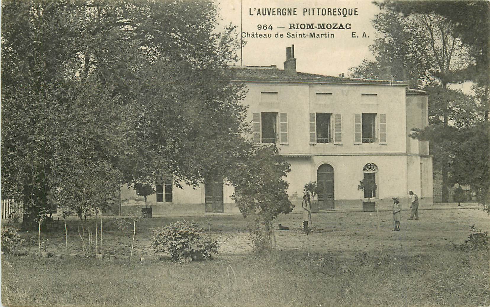 63 RIOM-MOZAC. Château de Saint-Martin avec Jardinier