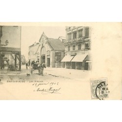 10 BAR-SUR-AUBE. Les Halles et attelage face au Café de l'Europe 1902