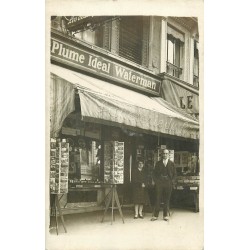 PARIS. Papeterie avec vente de cartes postales sur tourniquet