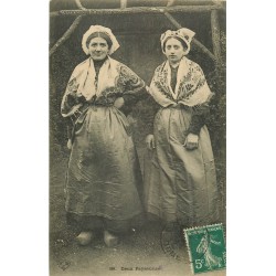 63 AUVERGNE PITTORESQUE. Deux Paysannes avec coiffes et sabots 1907