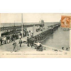 carte postale ancienne 14 TROUVILLE. Les Jetées au moment de la Marée 1927 longue vue télescopique