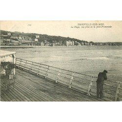 carte postale ancienne 14 TROUVILLE. La Plage vue de la Jetée Promenade vers 1908
