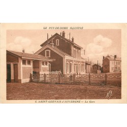 63 SAINT-GERVAIS D'AUVERGNE. La Gare avec ses toilettes et l'Hôtel en face