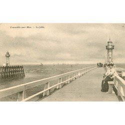 carte postale ancienne 14 TROUVILLE. Elégante avec ombrelle sur la Jetée